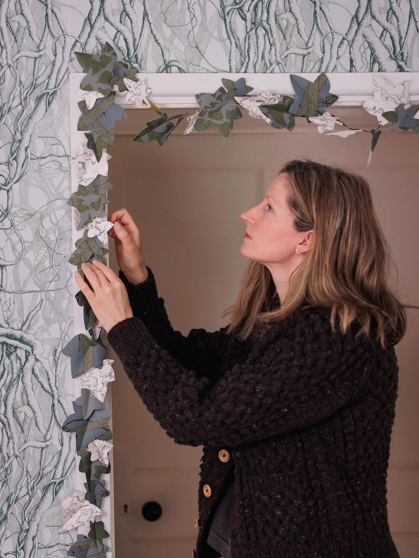 I have been having a magical time making Christmas crafts with @countryhomesmag - instructions for leafy garlands, paper stars and more are in the December issue. 
📷 @catherinerachelphotos 
Cardigan @plumostudio 🤍