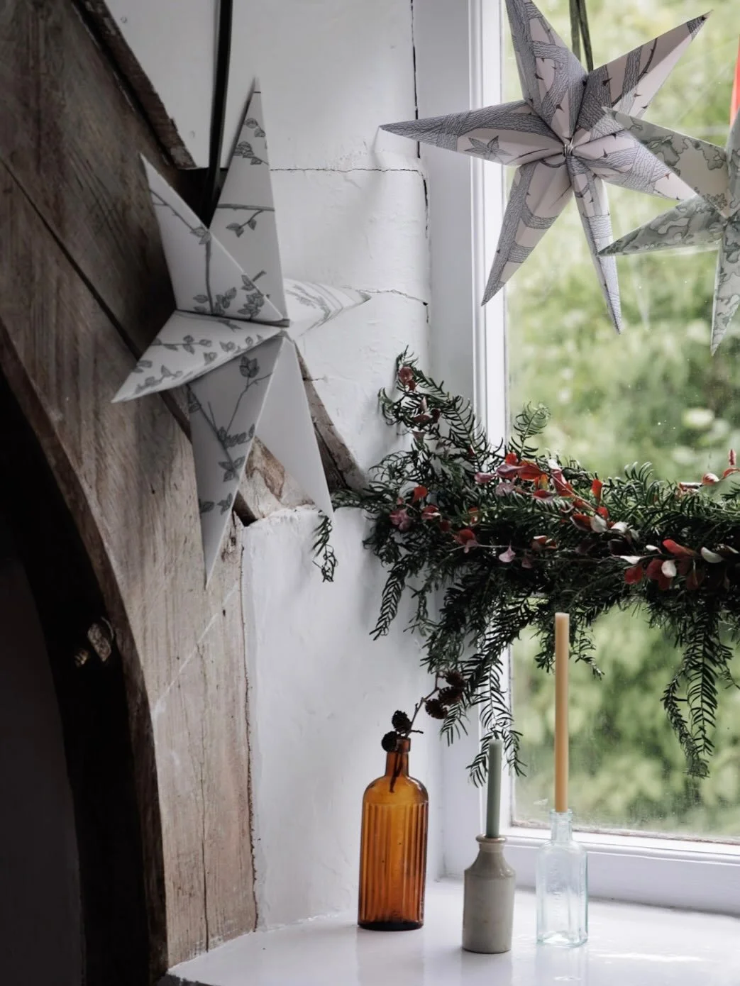Gather your friends for a cosy crafting session with mulled wine, mince pies and all your left over wallpaper scraps from previous projects and make sustainable and beautiful Christmas decorations yourself. 📷 by @catherinerachelphotos for @countryho