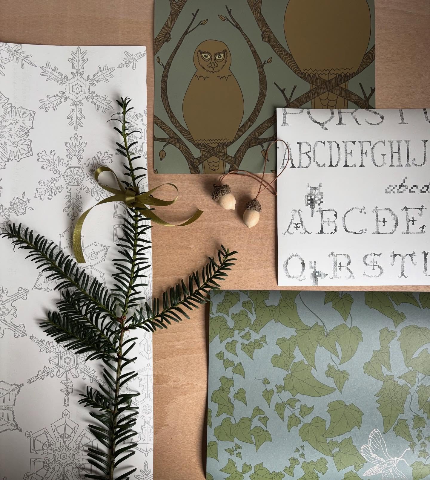 Festive decorating. Timeless patterns dressed for the season 🌲🤍