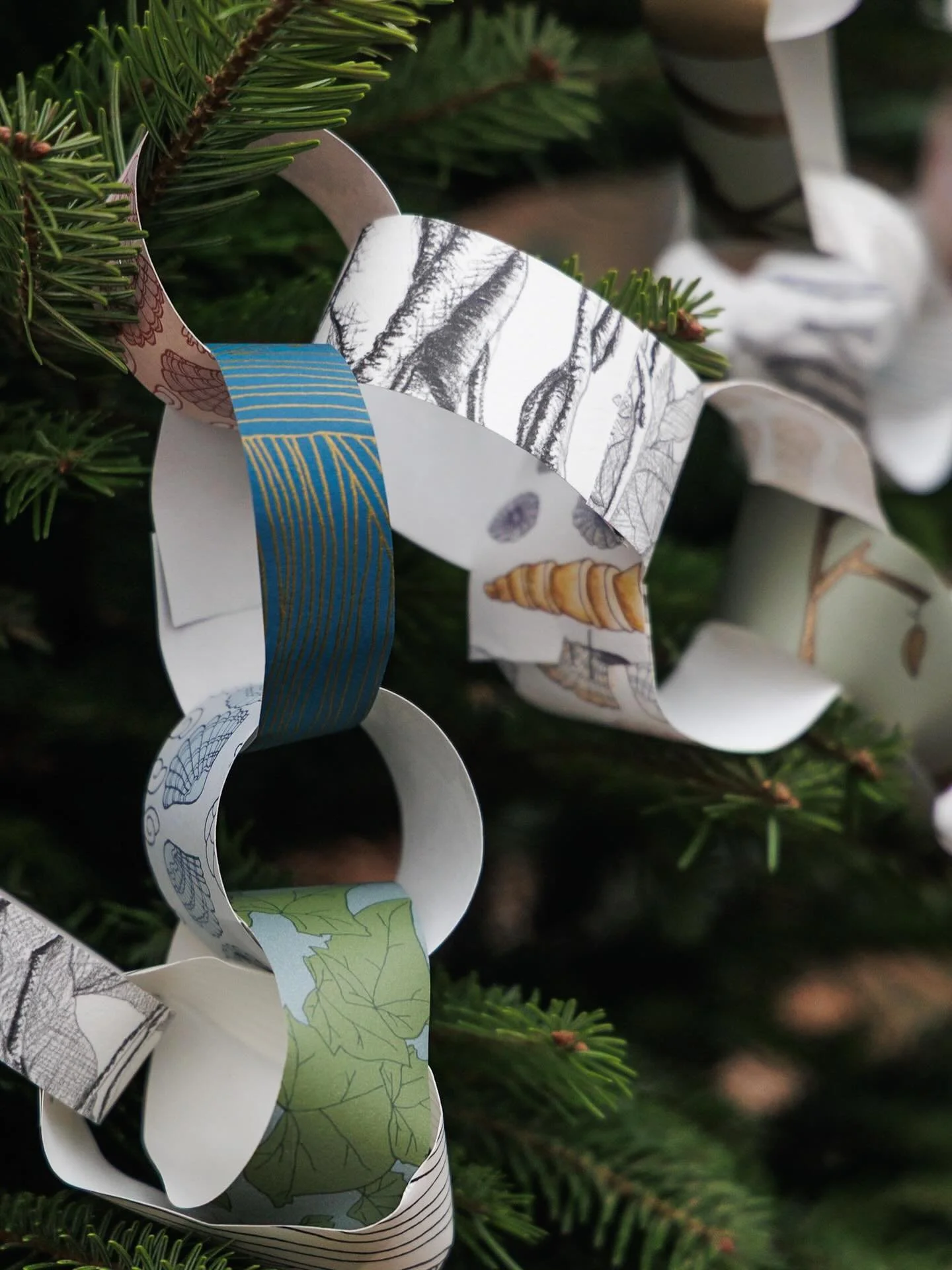 Paper chains made from left over wallpaper, even the tiniest scrap can be used to create these.
📷 @catherinerachelphotos