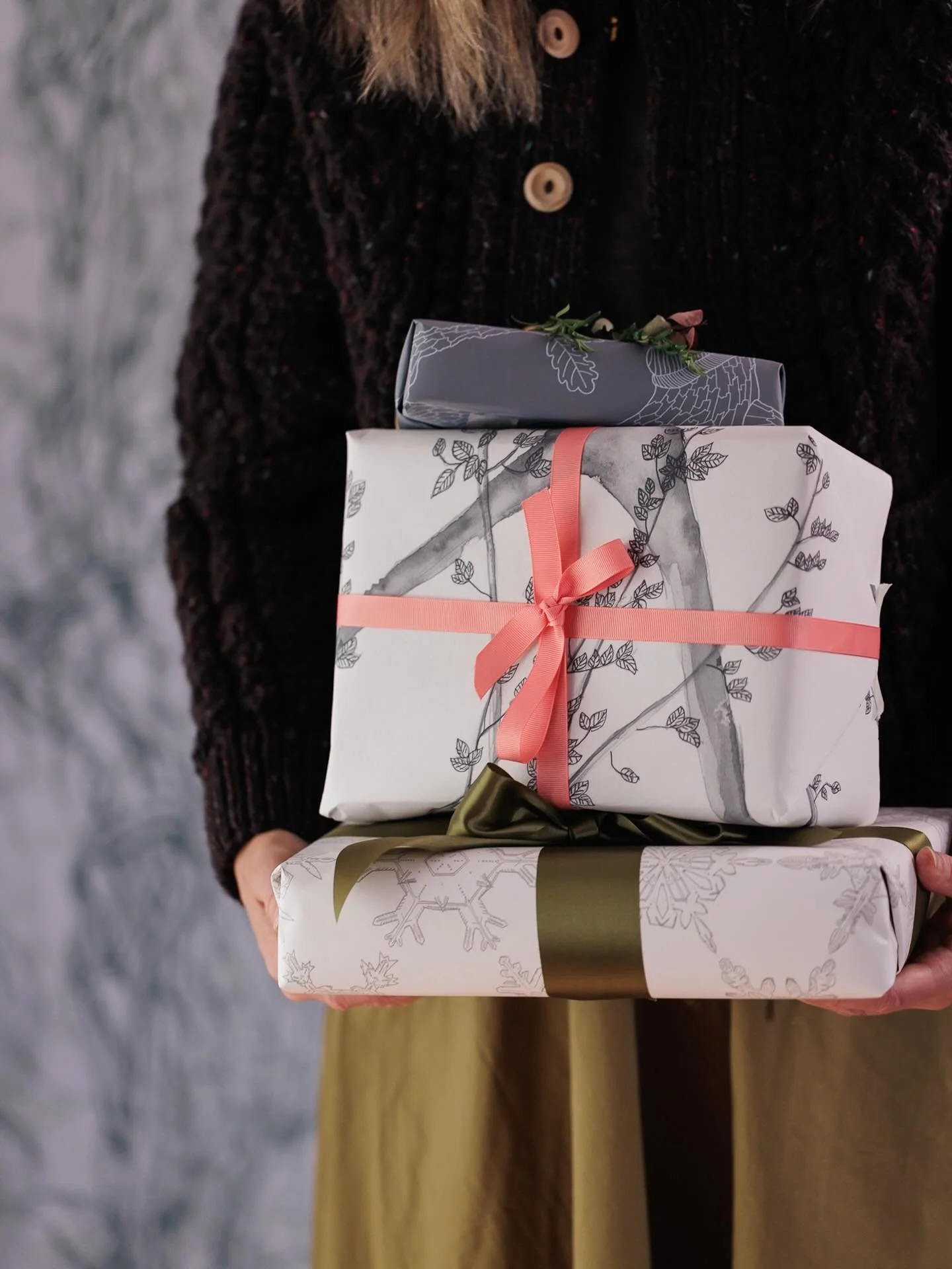 Left over wallpaper for wrapping presents, sustainable and beautiful, and they will also go with your decor when under the tree🎄
Photo by @catherinerachelphotos for @countryhomesmag