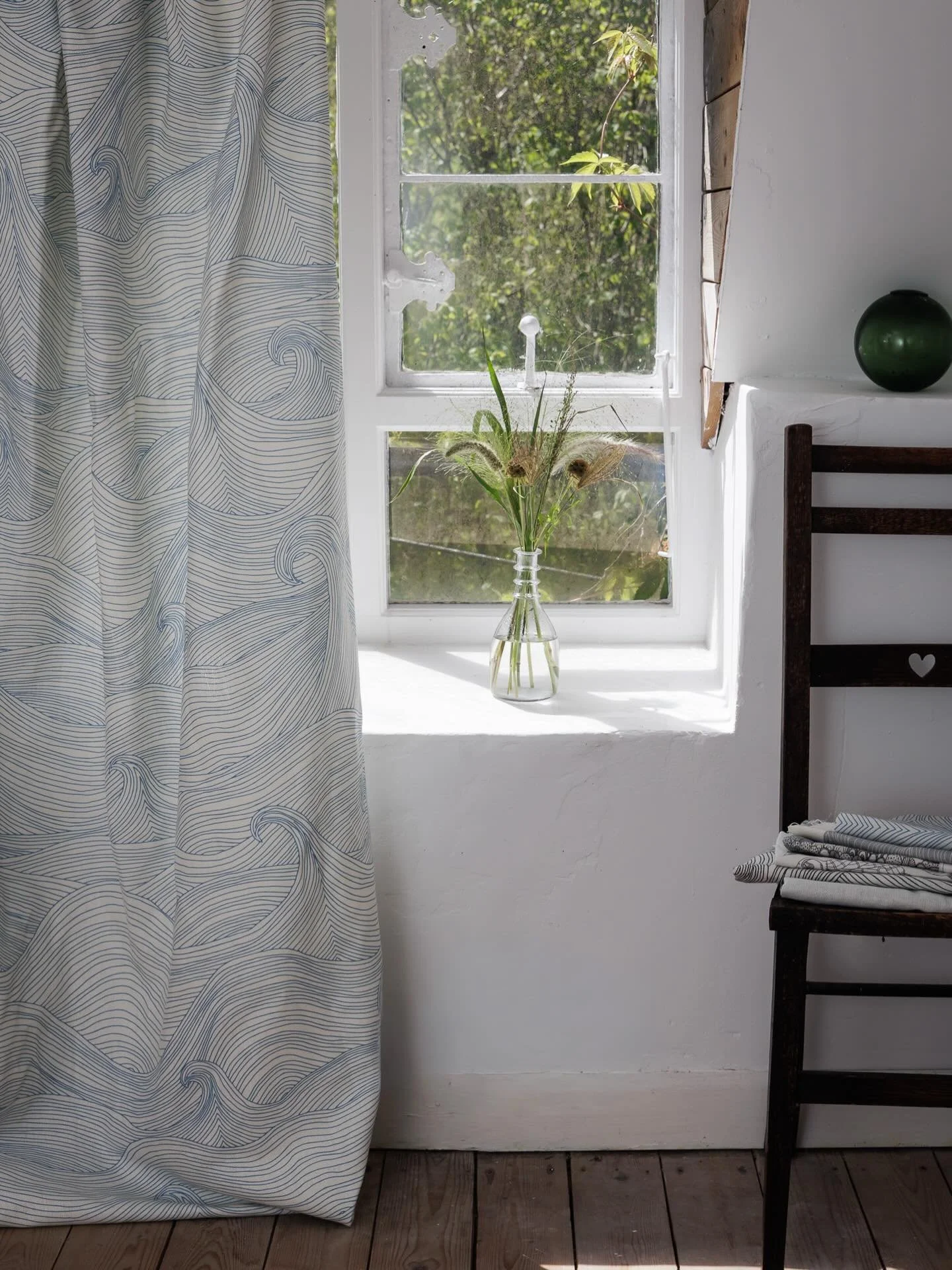 Seascape at Solstice is finally available as a fabric! 100% linen including 50% recycled linen fibres, it is a sustainable and tactile way to bring some ocean calm to curtains, soft furnishings and upholstery 🌊
📷 @catherinerachelphotos