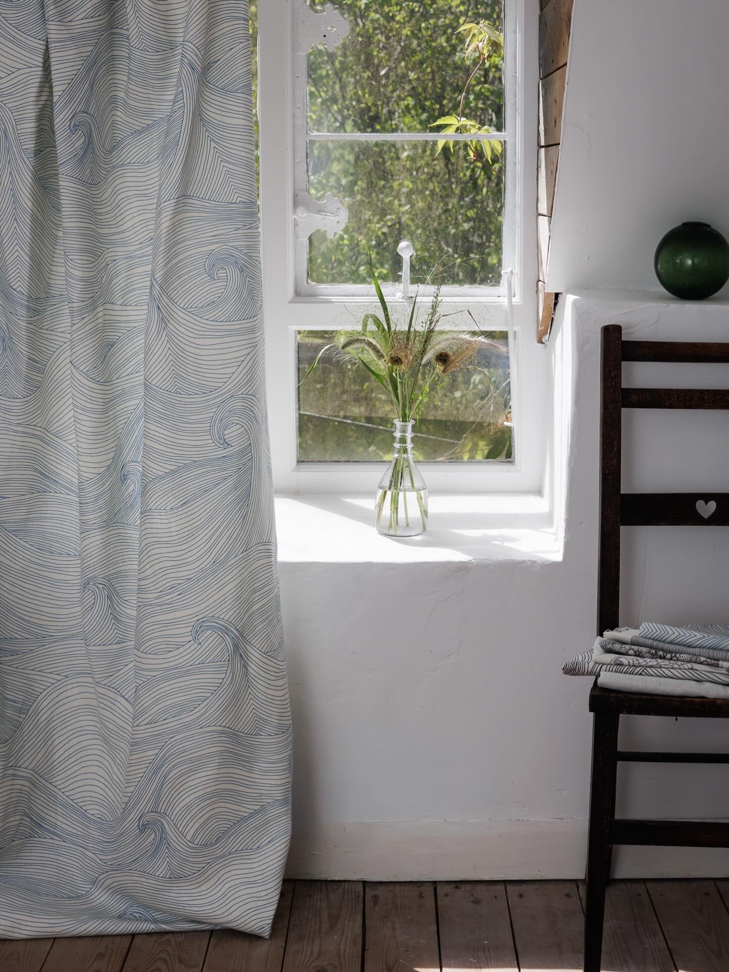 Seascape at Solstice is finally available as a fabric! 100% linen including 50% recycled linen fibres, it is a sustainable and tactile way to bring some ocean calm to curtains, soft furnishings and upholstery 🌊
📷 @catherinerachelphotos