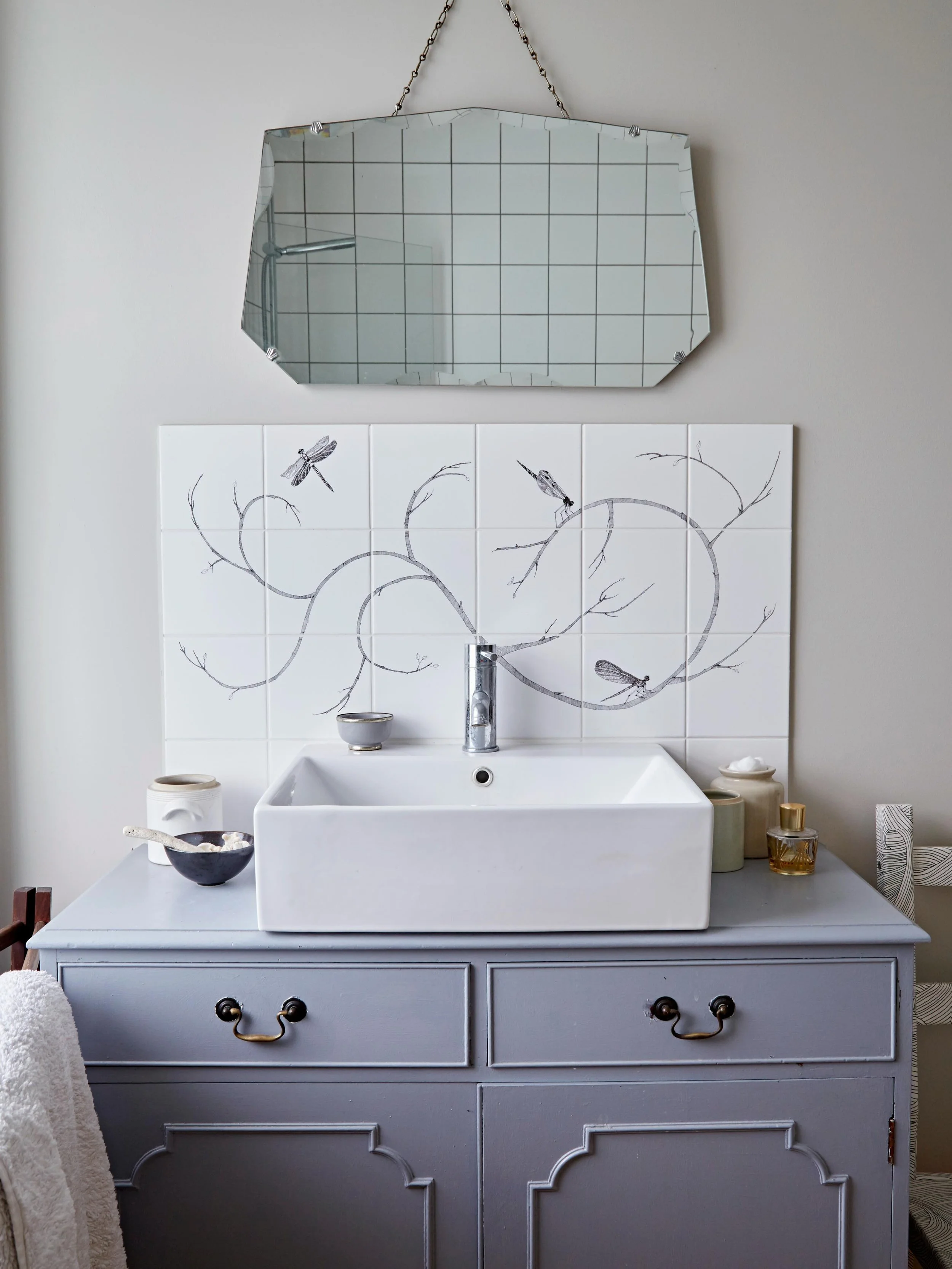 Long associated with transformation, impermanence and clarity, a dragonfly flew into our home yesterday from the stream. Maybe a sign that I should install Dragonfly Tile Mural? Photo by @aluncallenderphoto 🤍