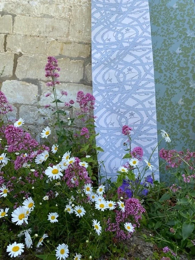 Beauty often lies in the wildness of nature being left to do its own thing rather than in groomed perfection. Bring that spirit into your interior schemes through wallpaper inspired by tangled hedgerows and climbing vines 🌼