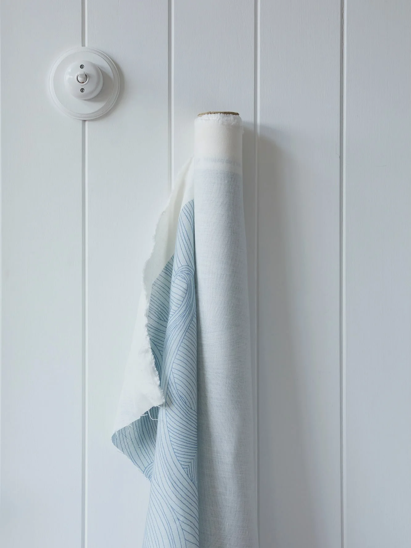 Whether your home overlooks the sea or sits miles inland, the atmosphere of an English coastal cottage can be created through gentle colours and calming patterns to echo the healing ambiance of being by the sea 🌊 
📷 @carmelkingphoto