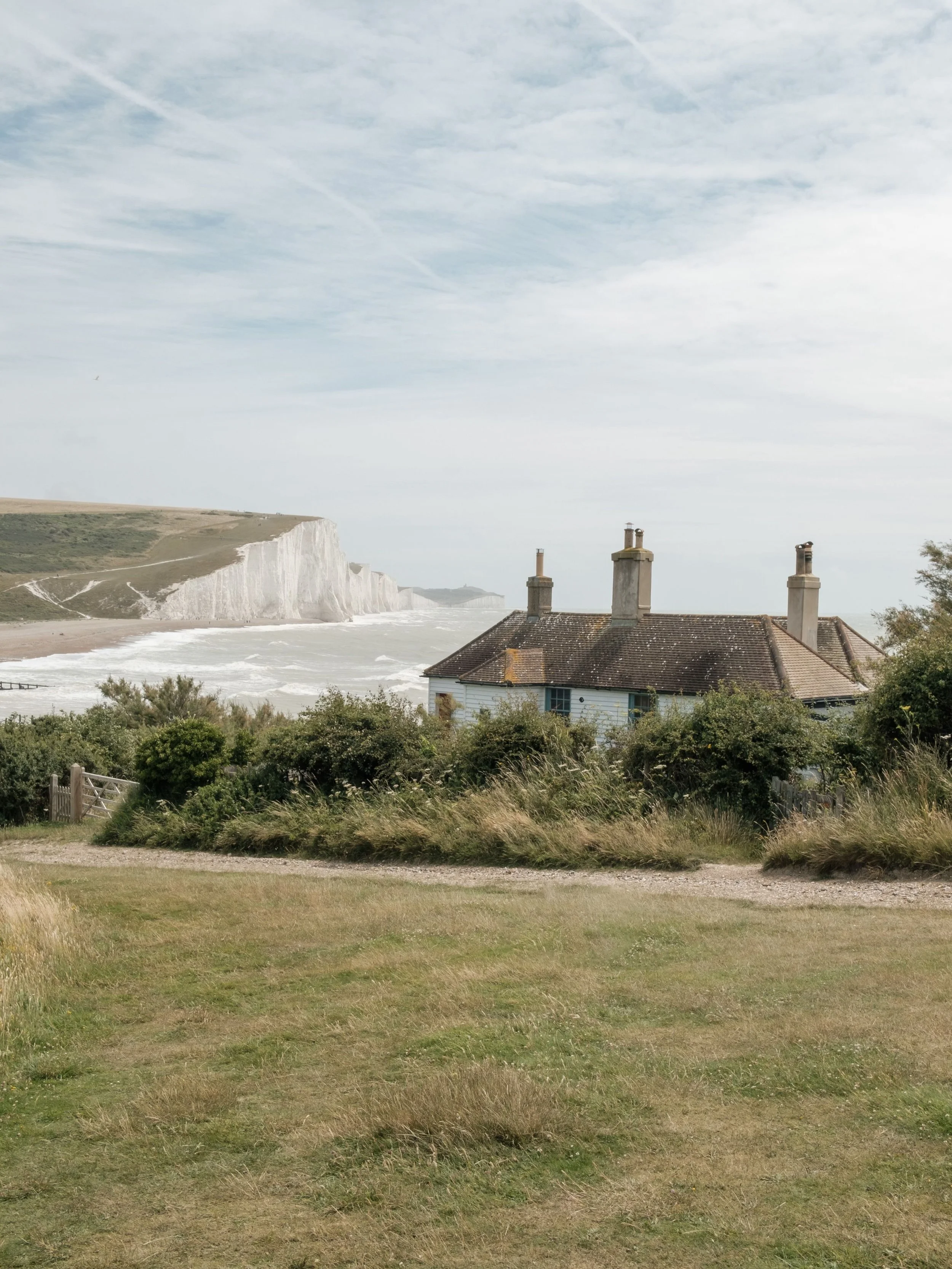 Some of the most memorable coastal homes are the quietest, the calmest. Their character comes from the changing light, weathered textures and colours that echo sea mist, shells and sand 🌊🐚🤍