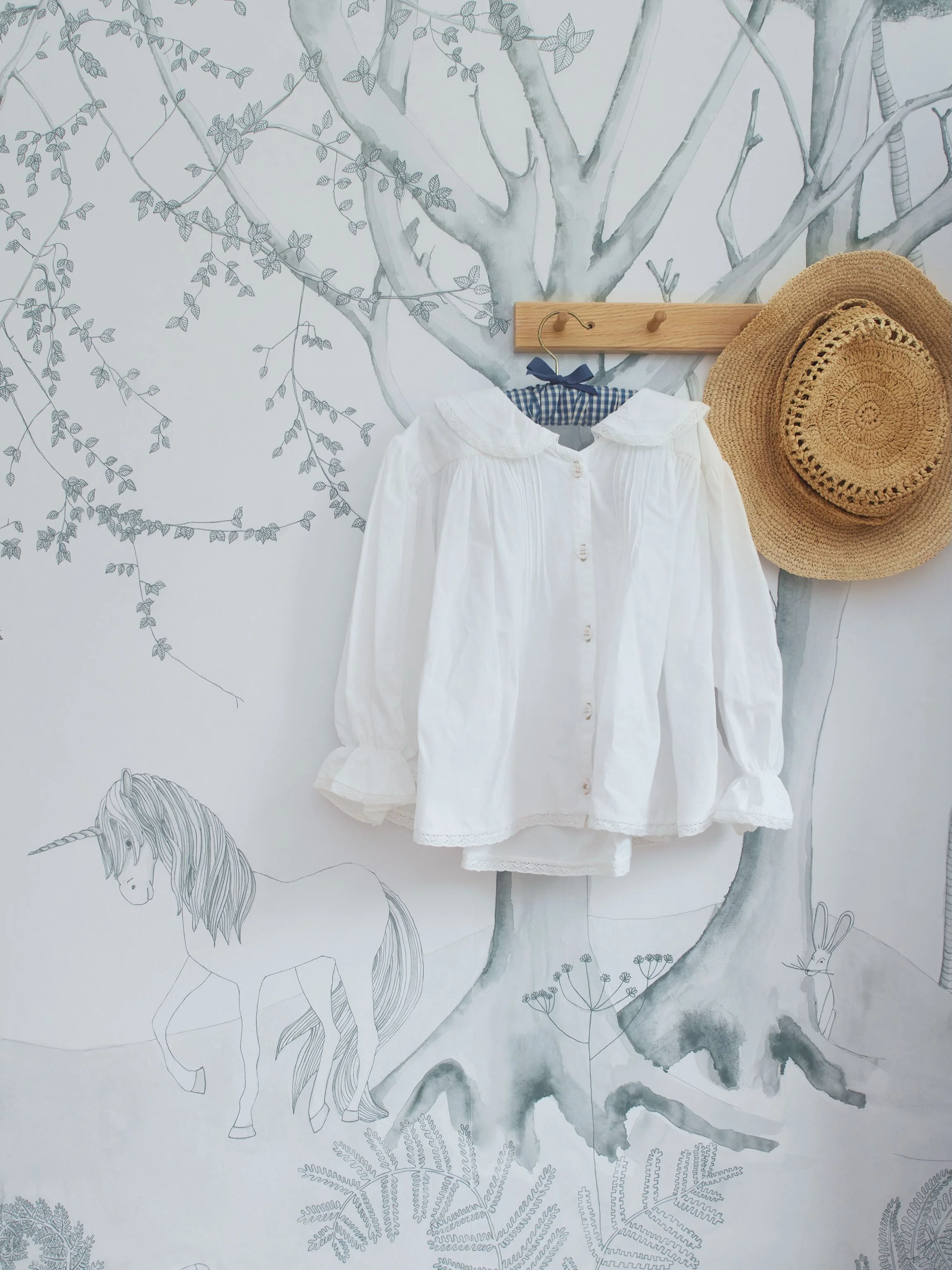 There is a particular kind of blue that belongs to summer, it has a feeling of calmness and space creating interiors that feel peaceful and restorative 🌊🐚🤍