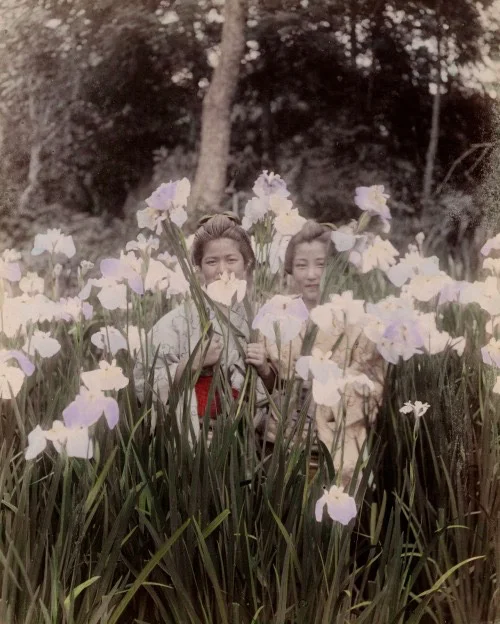 Modèle & photographe inconnus.