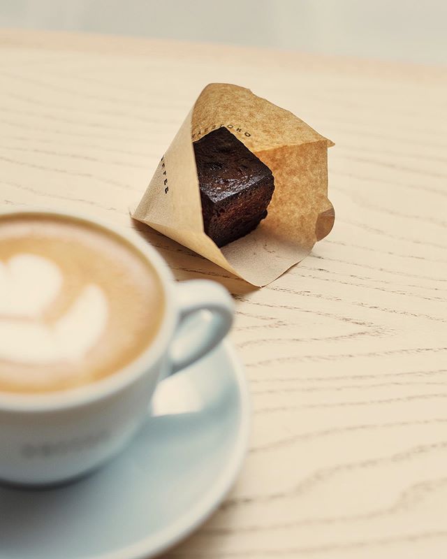 Trying @omotesando.koffee’s signature kashi cakes. They’re kind of like a french canelé, caramelised on the outside and smooth on the inside. The perfect little accompaniment for another coffee!