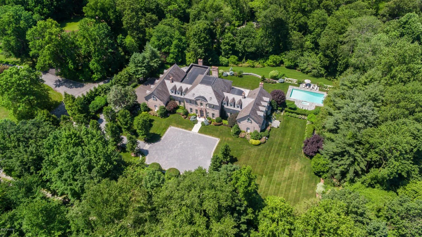 The house that dares not show its face