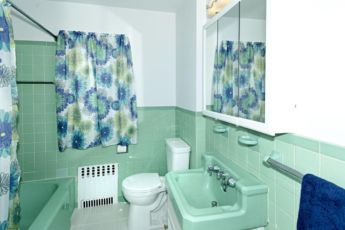The listing describes this as a "retro-bathroom". I'm tempted to call it obsolete