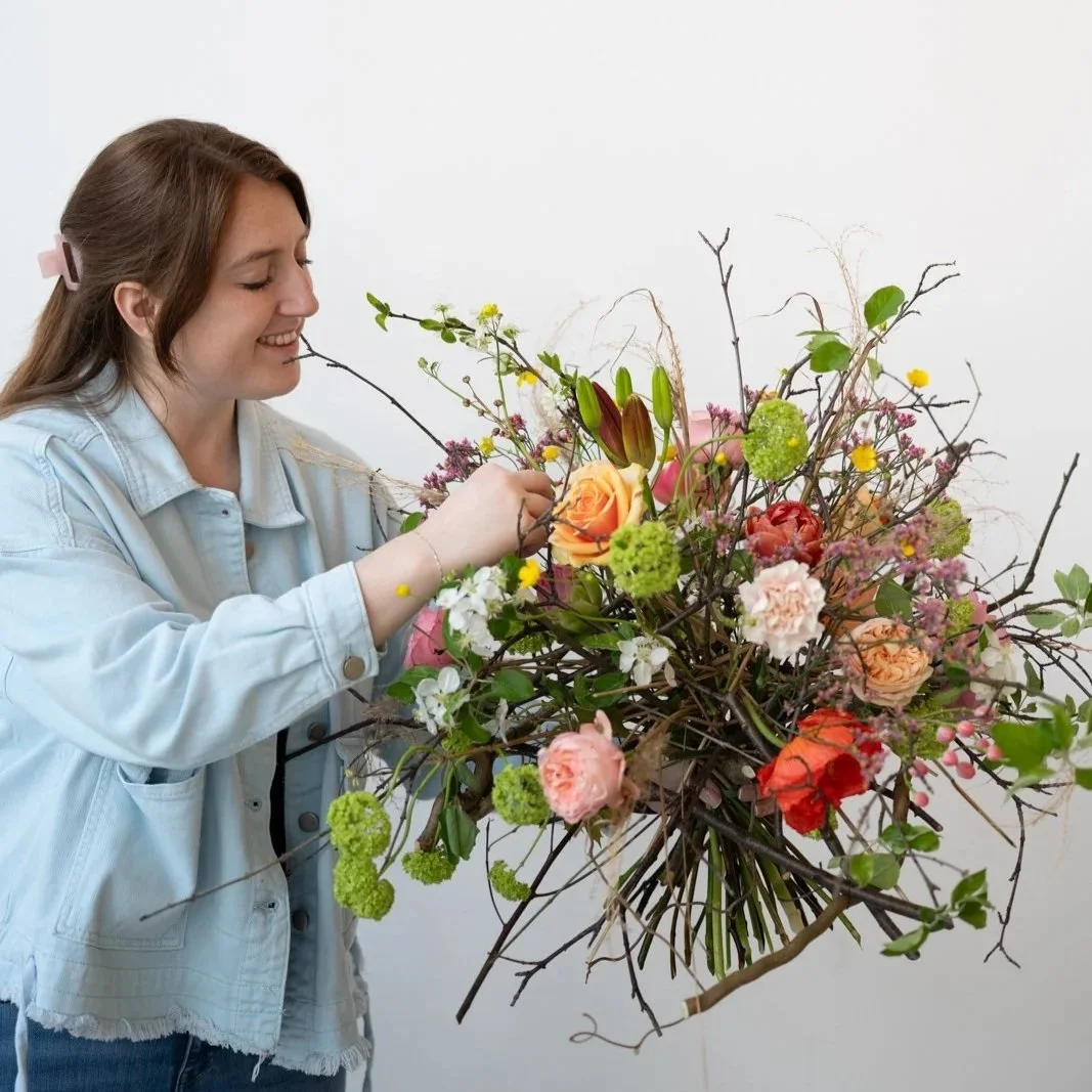 Floristin gestaltet einen Strauss  an der AoF Floristmeisterschule
