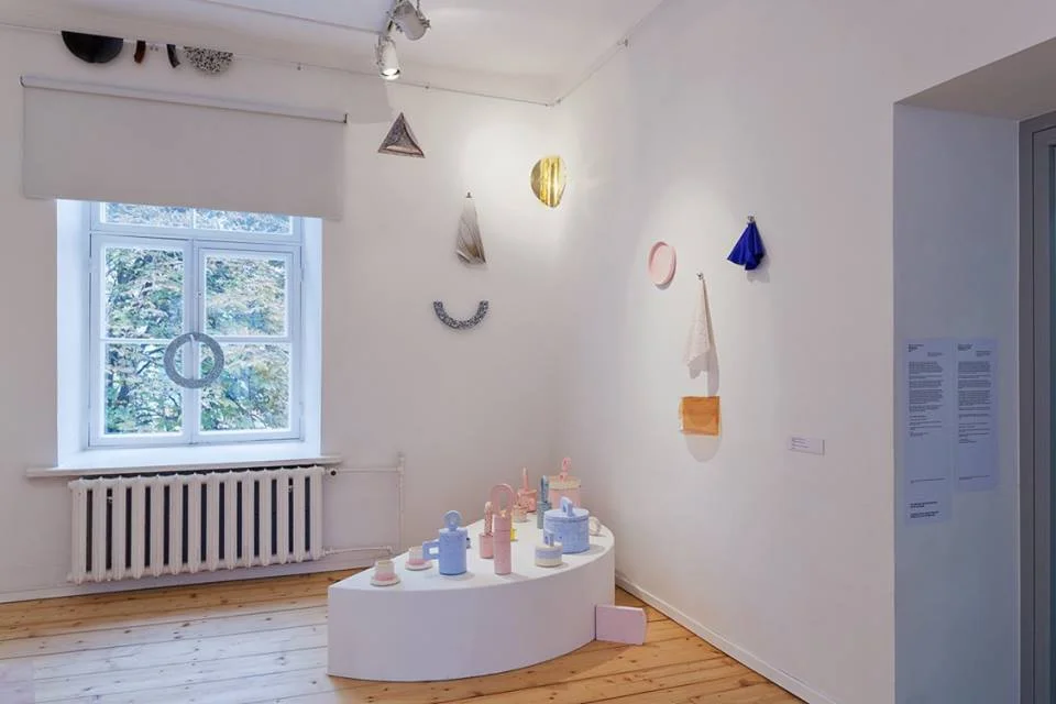 By Studio Hanna Whitehead Paper dialog on table. Vicious circle installation on wall 