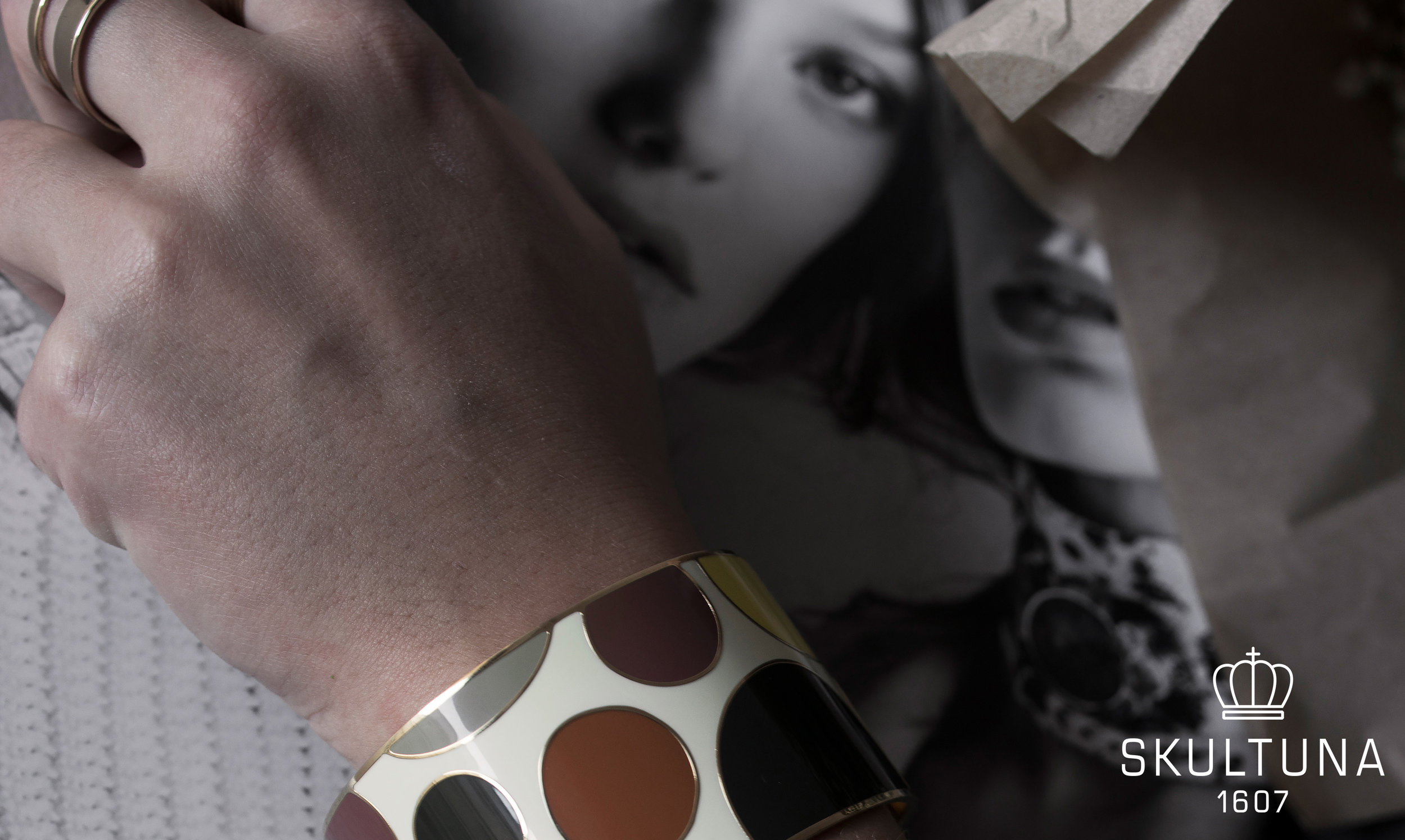 Stain enamel bangle