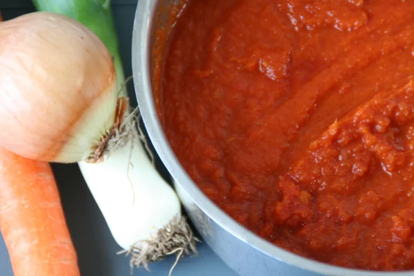 SIMPLE TOMATO SAUCE (WITH HIDDEN VEG)