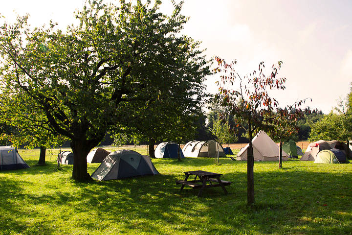 Geniessen Sie unvergessliche Outdoor-Erfahrungen in einem Zelt.