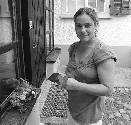 Nadya Grau, Garden Née à Gammen, un petit village fermier en bordure du Seeland, Nadya est attirée par la nature depuis sa tendre enfance et a décidé très jeune d’entreprendre une formation de jardinière au Jardin Botanique de Fribourg. Elle a ensuite travaillé comme jardinière indépendante pour une clientèle en constante croissance. Elle propose temporairement ses services au Landguet Ried où elle a la possibilité de jumeler son amour de la nature avec sa passion pour la spiritualité et sa croissance personnelle.