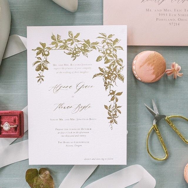 gold foil will always be a classic option ✨ here&rsquo;s our Grove suite imprinted in classic gold foil.
Paper @goldenhourpaper 
Photographer @georgiaruthphotography
Planner and Stylist @peachykeencoordination
Macaroons @mamajenpdx
.
.
.

#weddinginv