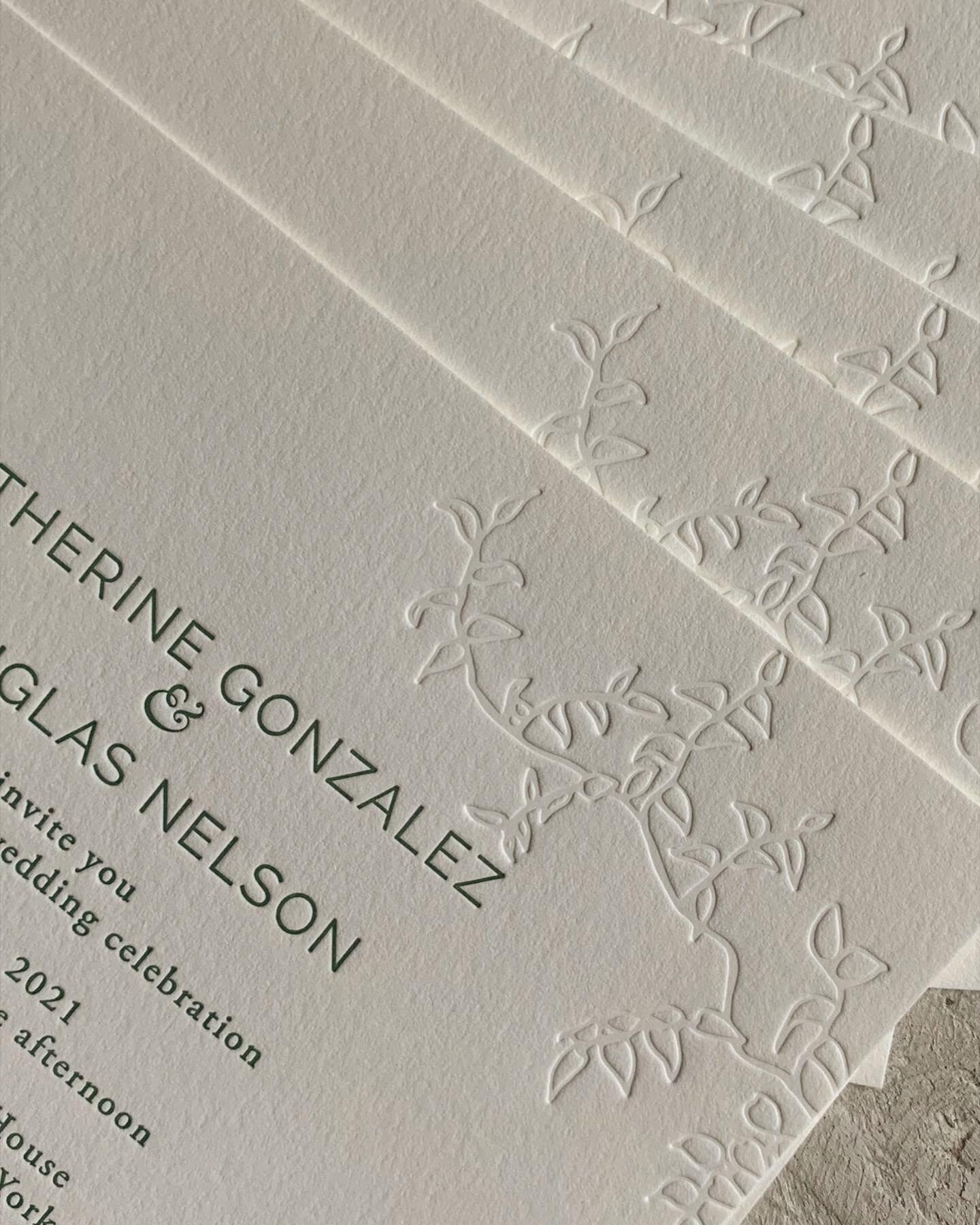 that blind impression combined with letterpress, does it get any better?!
#blindletterpress #deboss #debossing #weddinginspo #weddinginvites #weddinginvitationcard #letterpressinvitations #charlestonwedding #lowcountrywedding