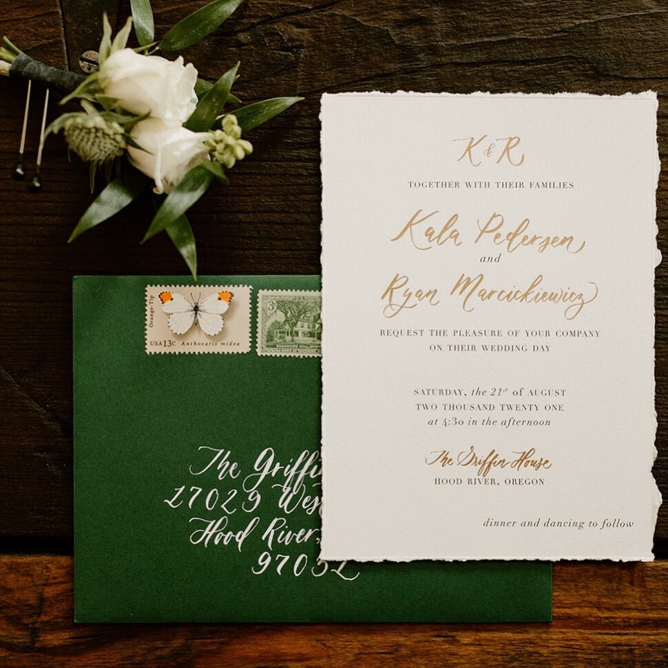 deckle paper, gold foil, and emerald green for a @thegriffinhouse wedding #oregonwedding #oregongorge #gorgewedding #columbiarivergorgeous #decklepaper #vintagepostage #vintagestamps #weddingcalligrapher