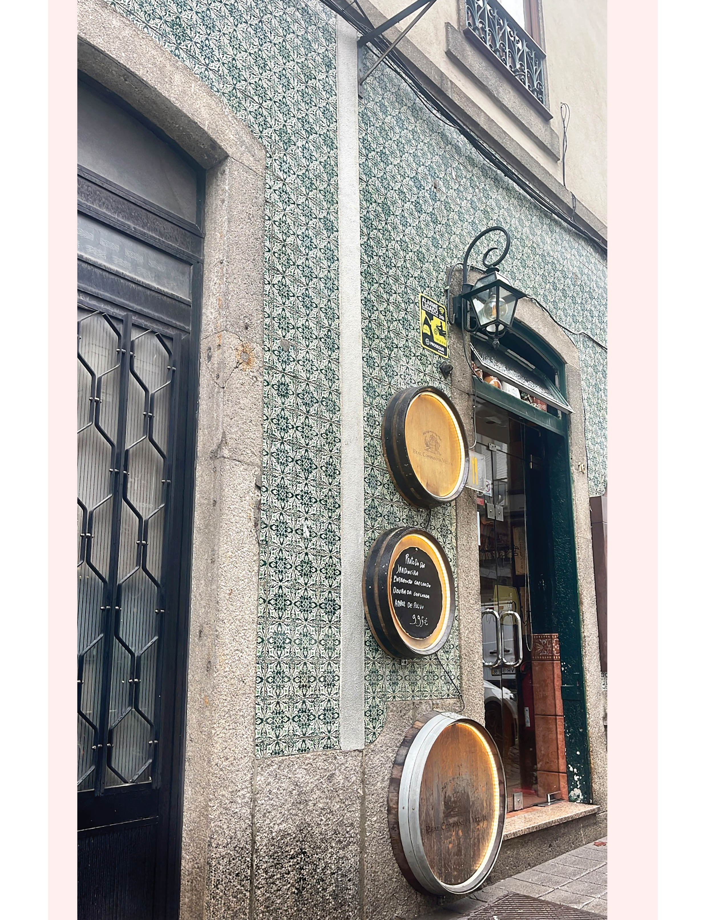 the entrance to Restaurante Maria Rita in Porto, Portugal
