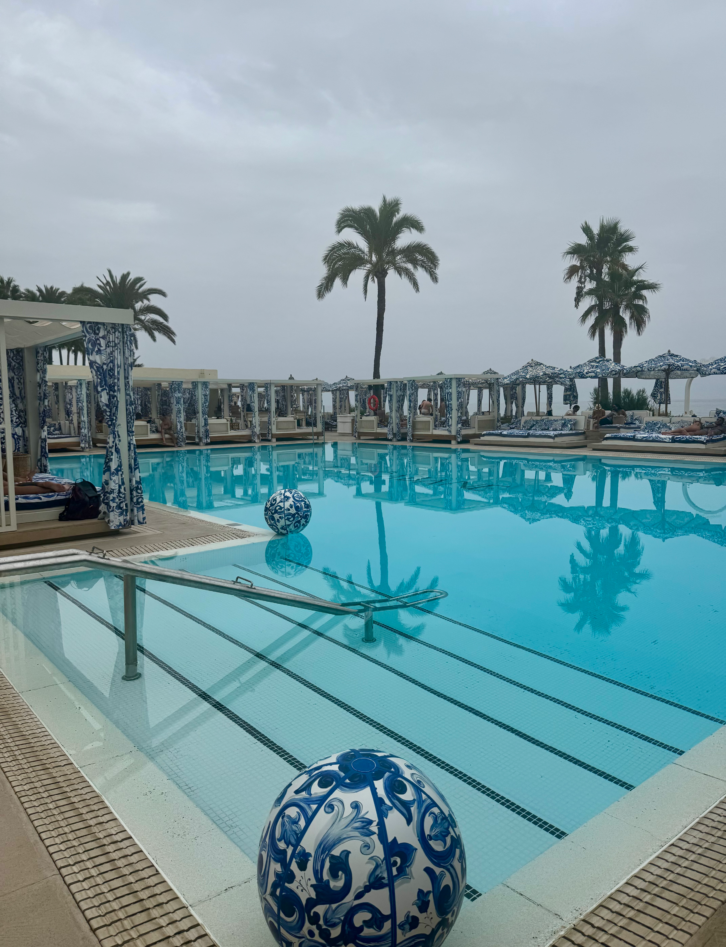Cabane Marbella pool