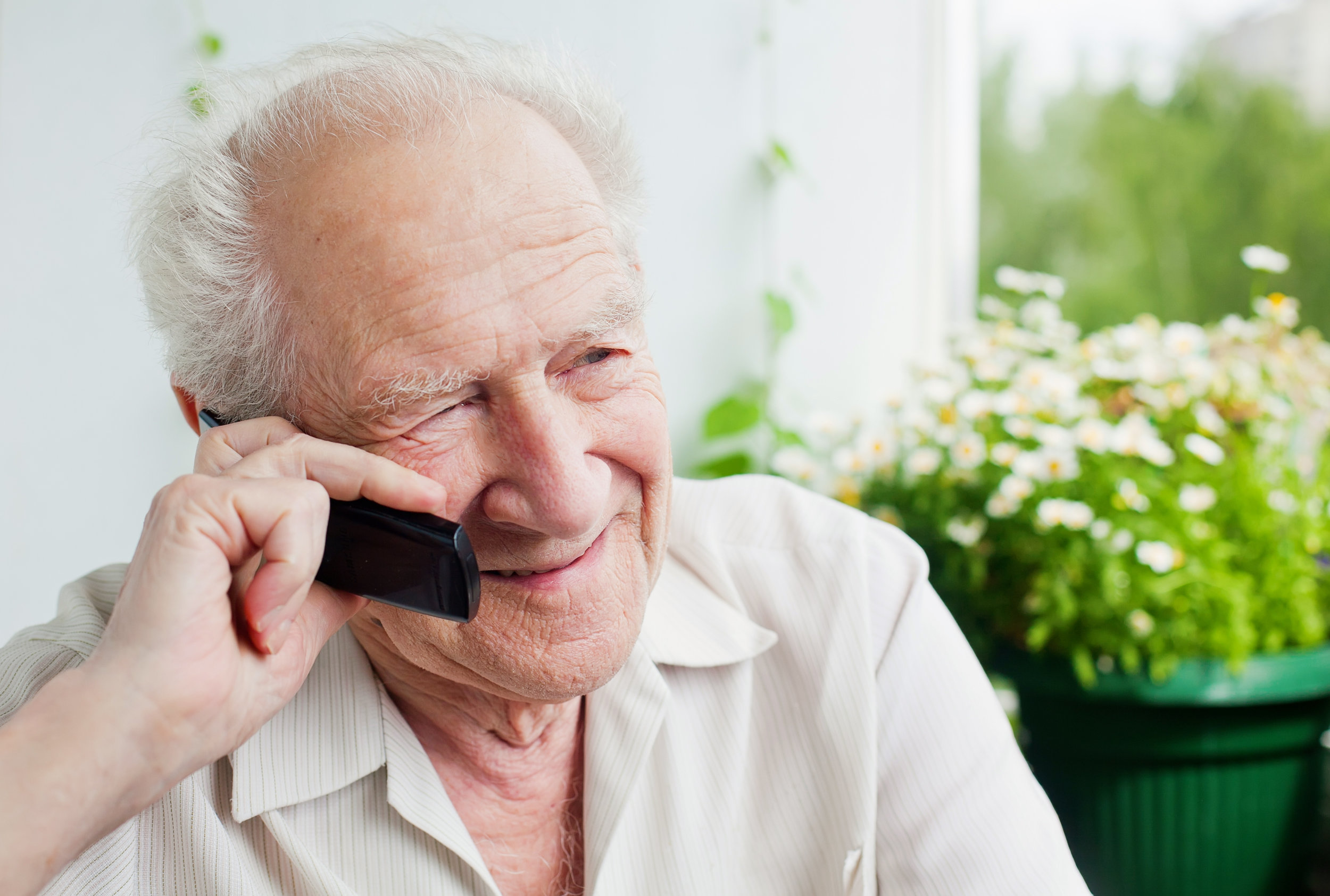 Смартфон для пенсионеров 2024. Пожилой мужчина. Телефон для пенсионеров. Дед разговаривает по телефону. Дед говорит по телефону.