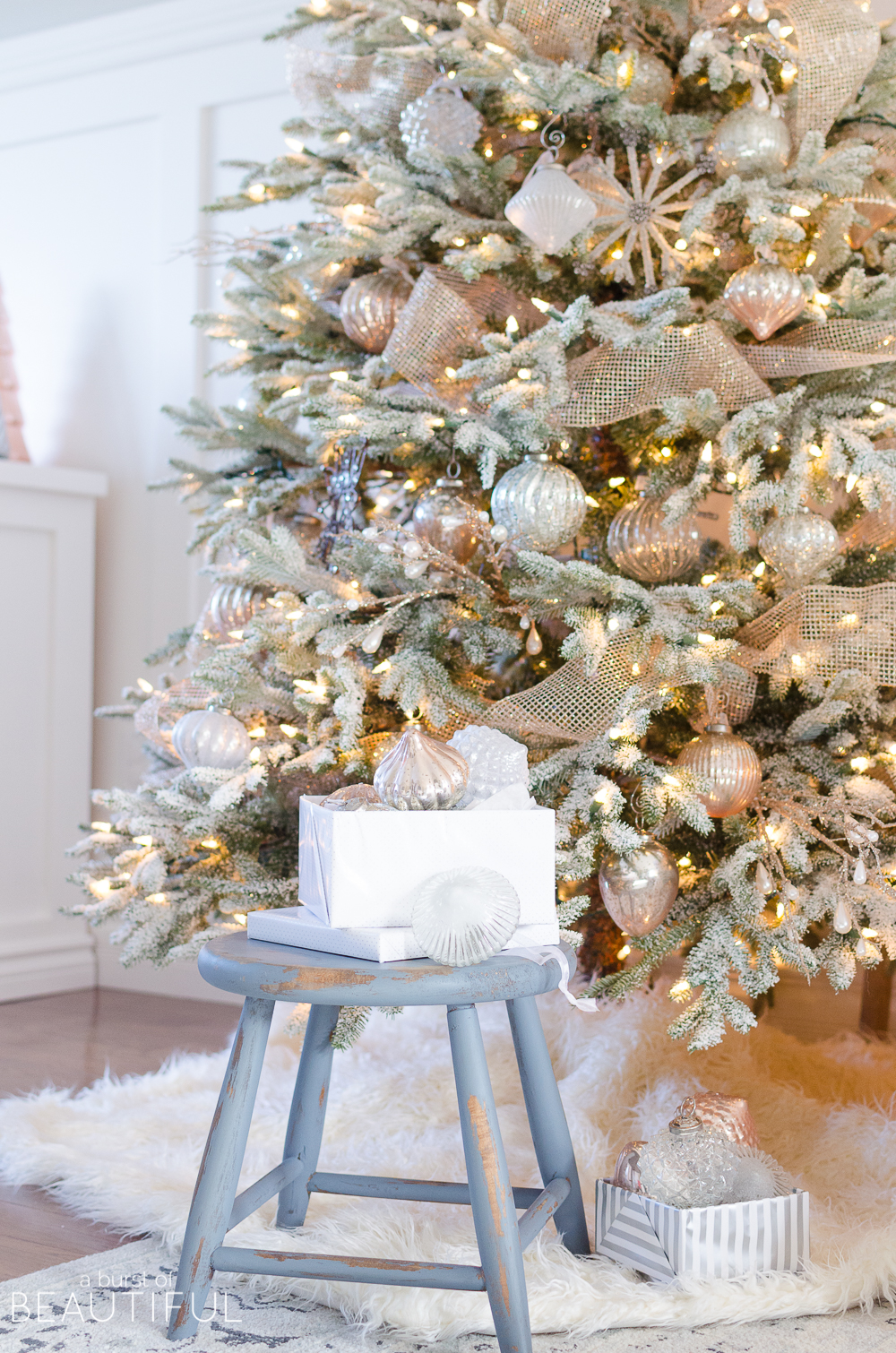 A-Snowy-Flocked-Christmas-Tree-4954.jpg