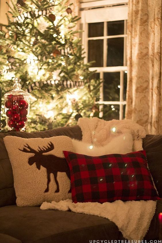 This cozy decor was from Katie & Eric IG @mountainmodernlife