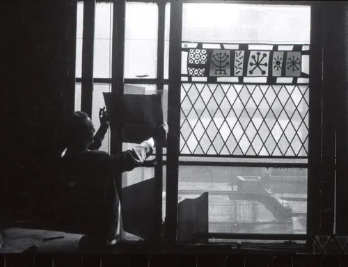 1950s+-+Adolph+Gottlieb+working+on+the+Steinberg+stained+glass.jpg