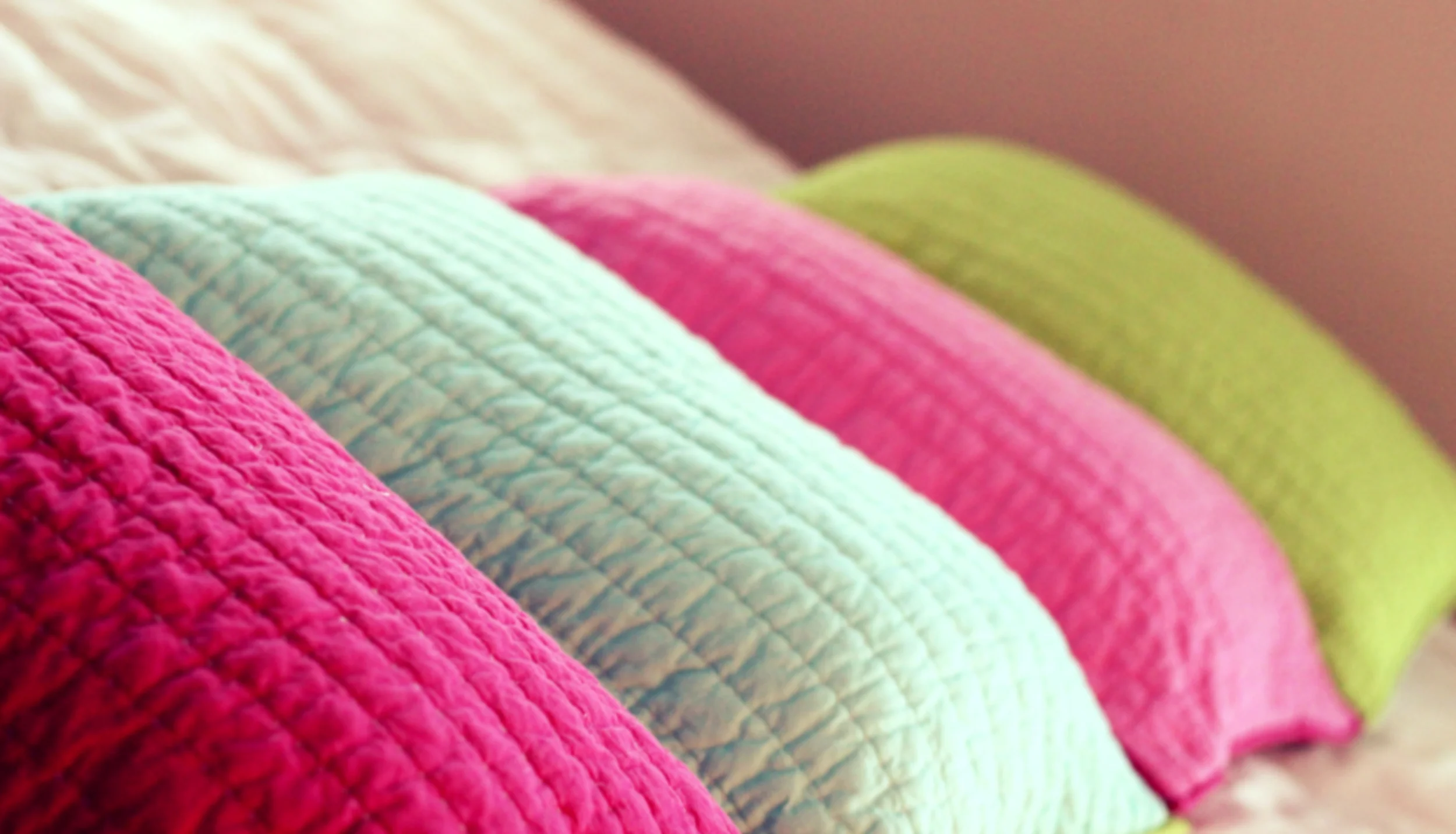 DIY-Pillow-Bed-Tutorial-from-PinkWhen.com-using-Pillow-shams-.jpg