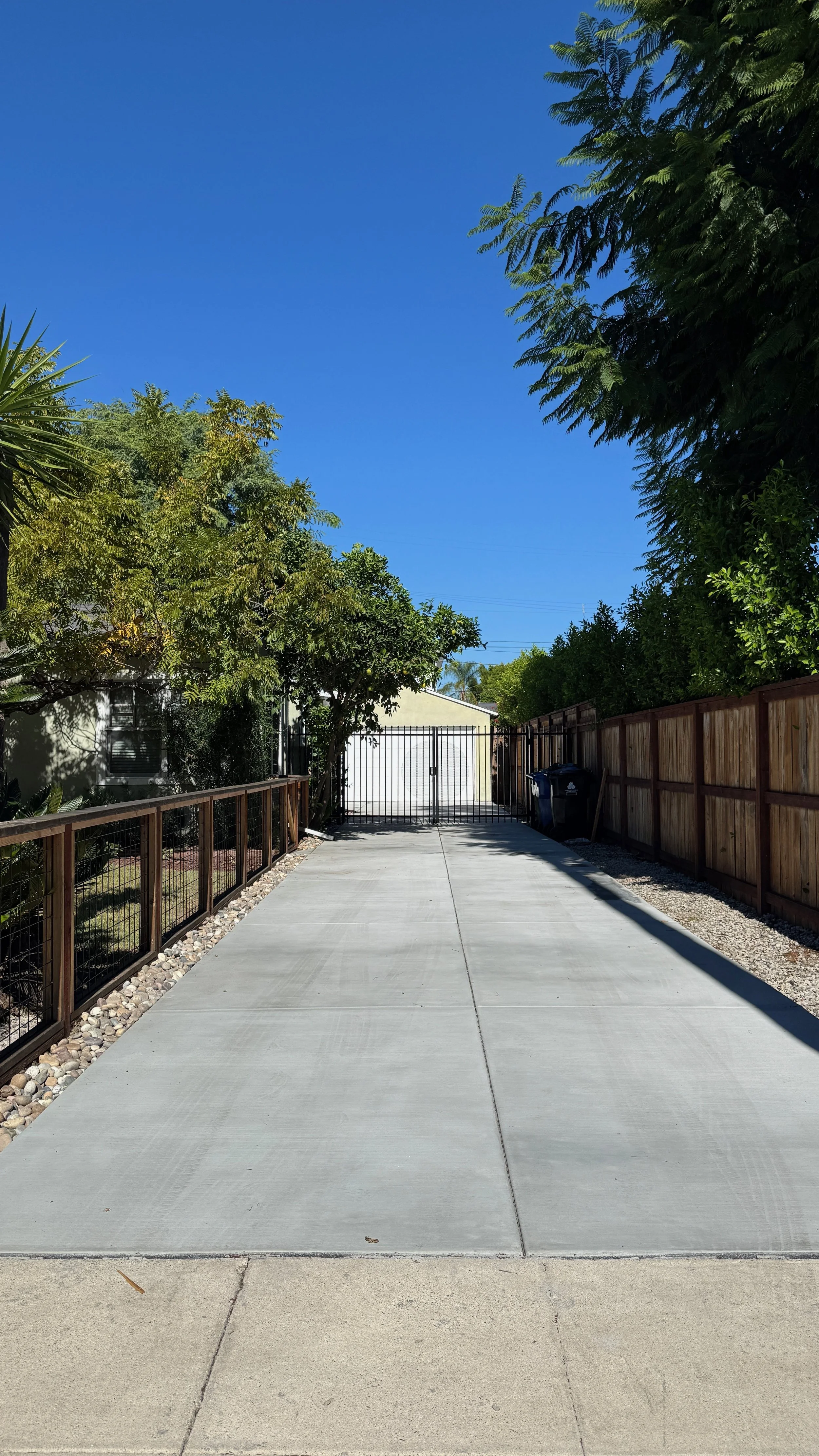 drivewayviewfromstreet.jpeg