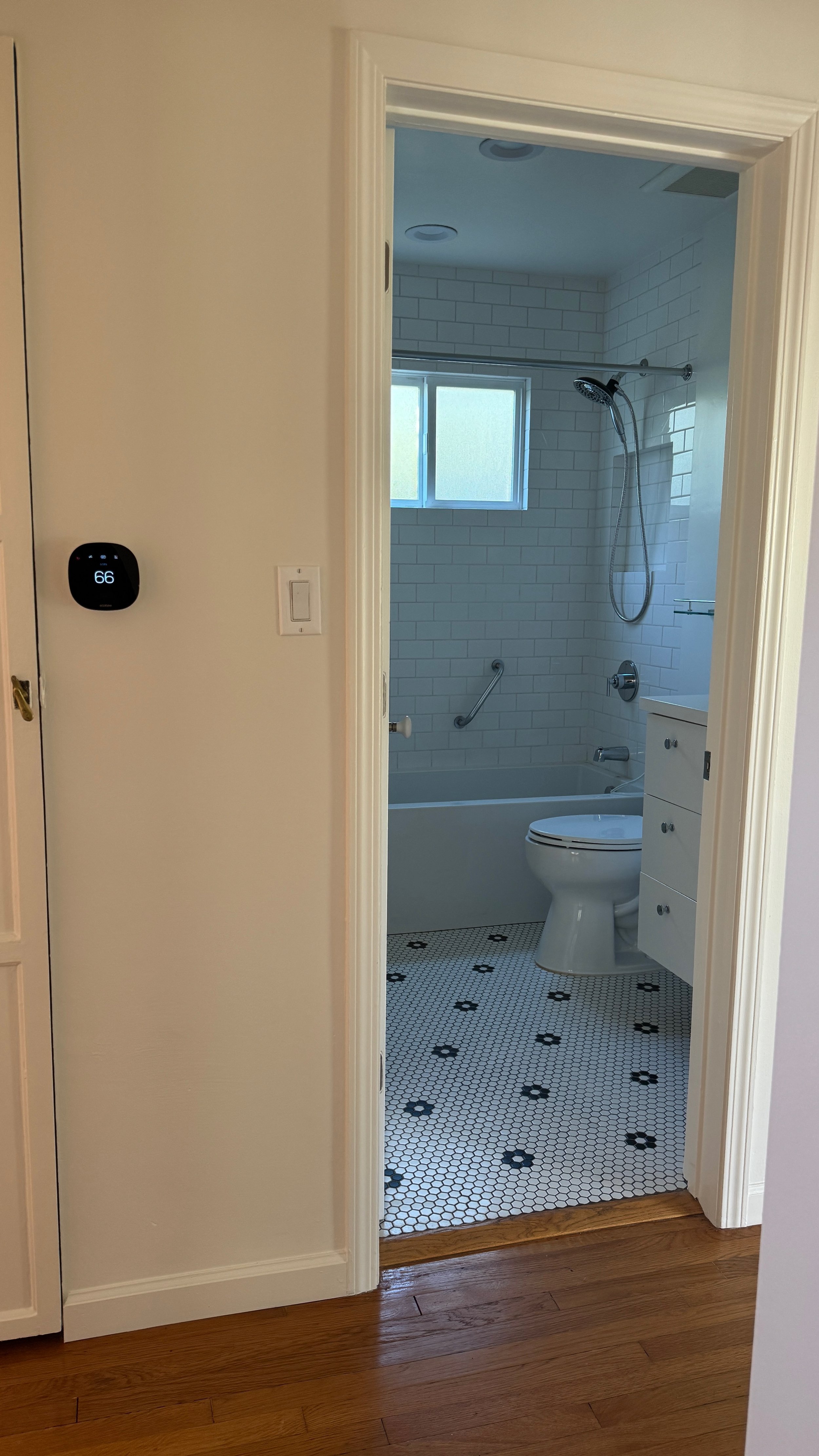 hallwayentranceandecobeebath.jpeg