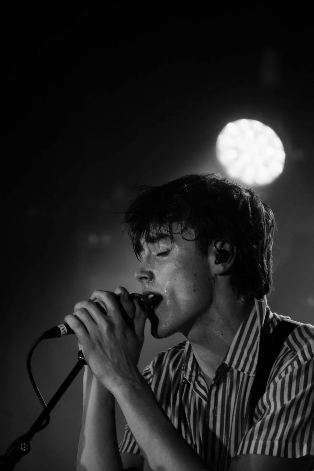 Hippo Campus’s lead singer, Jake Luppen, serenading the audience. Photo by Kaitlyn Kuker