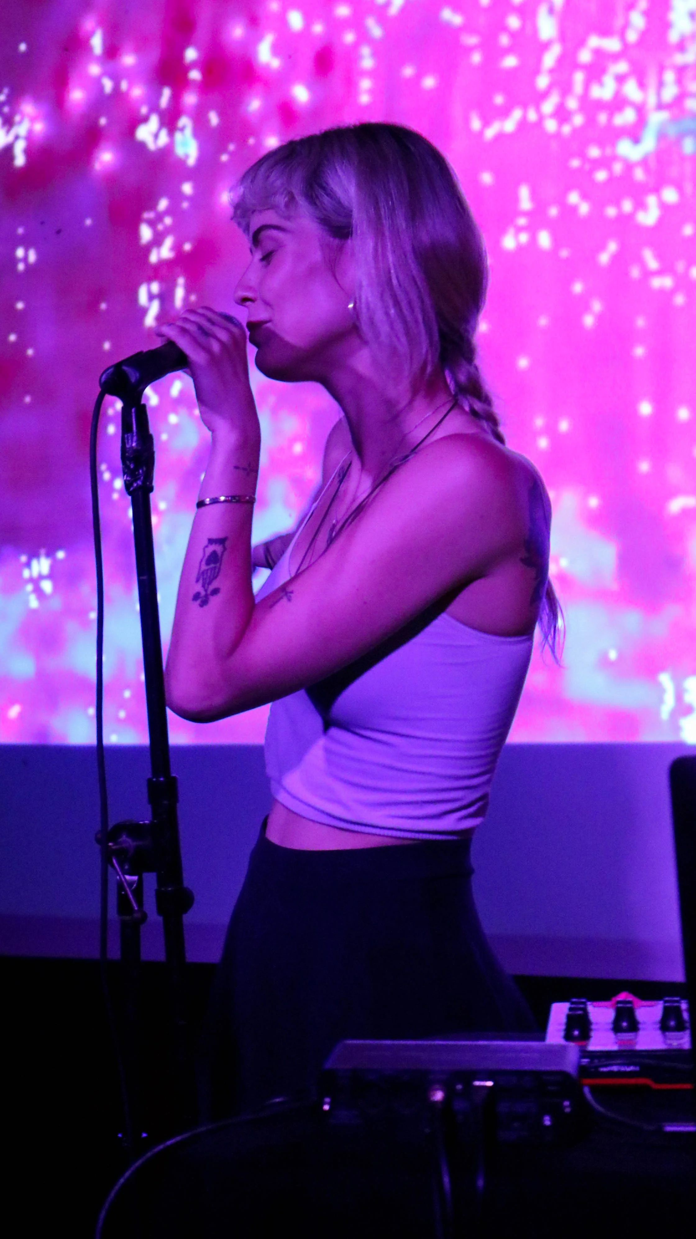 During breaks from her MacBook and DJ pad, Livanskiy steps to the microphone to sing. Photo by Ellie Zupancic