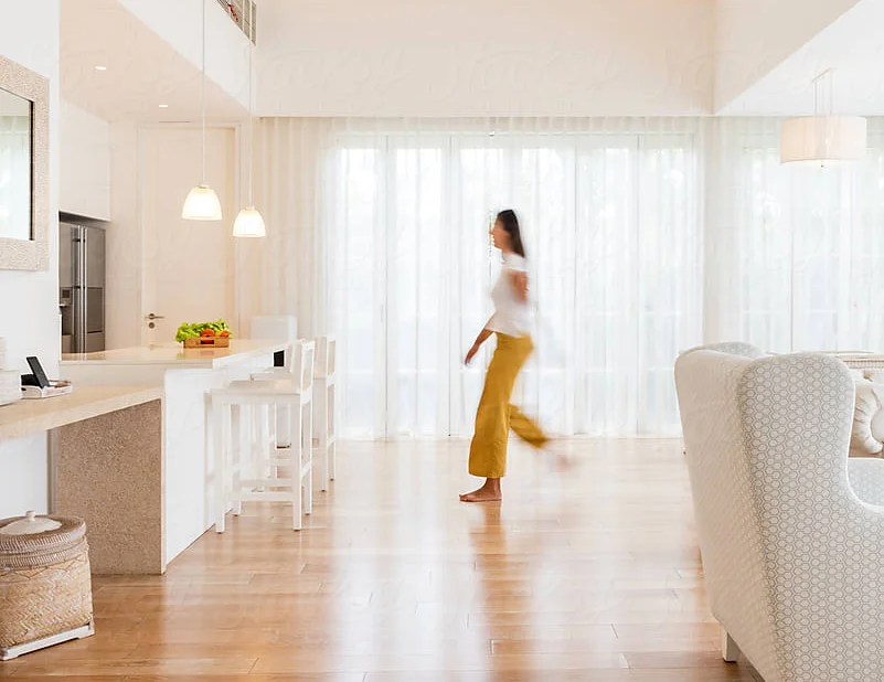 Woman blur LR to kitchen_2289694.jpg