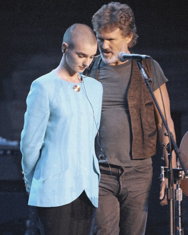 Never forget that Kris Kristofferson stood up for Sinead while Bob Dylan stayed backstage and did nothing. RIP @kristofferson