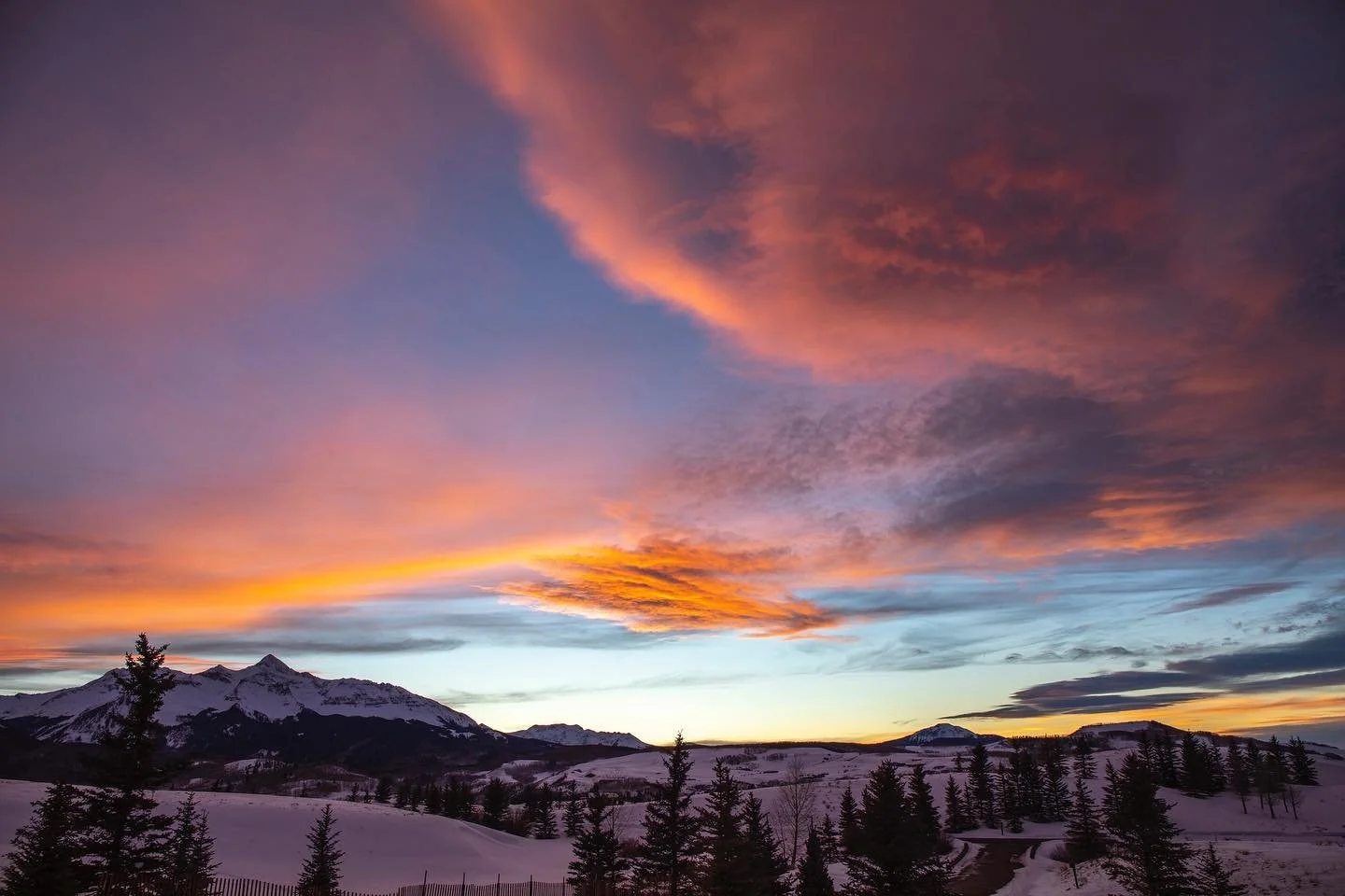 Sunsets in Telluride have been 🔥 lately! 
#chasingthelight #mountainsunset #cottoncandysky #sunsetchaser #telluride #telluridecolorado #colorfulcolorado #mtwilson #coloradosunset #telluridephotographer