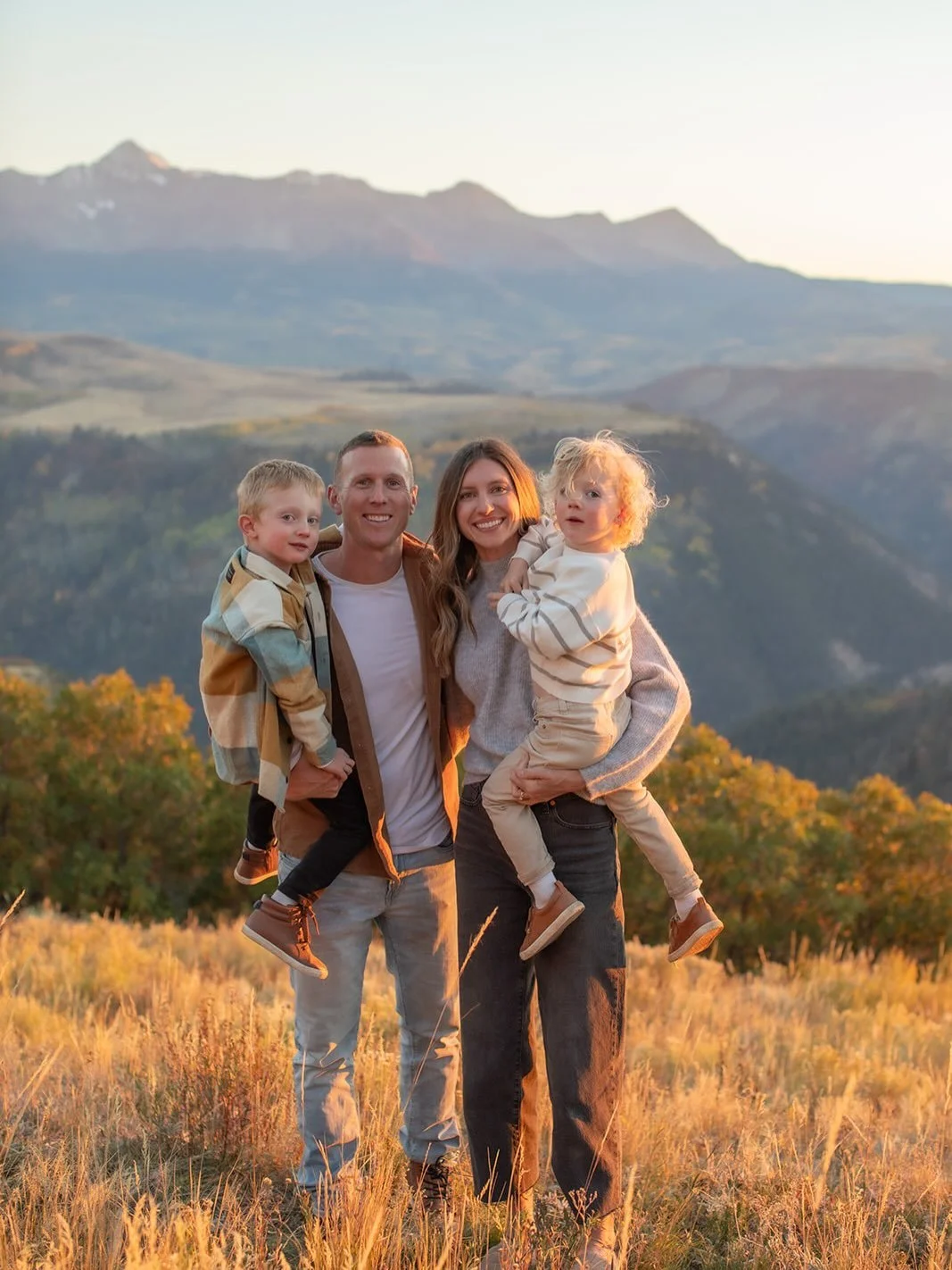 That fall magic is in the air 🍂 

One of my favorite locations for fall family photos&hellip;
A beautiful drive up last dollar road + golden hour + yellow aspens + sunset with incredible views of the mount Wilson🏔️
I mean&hellip; what else can you 