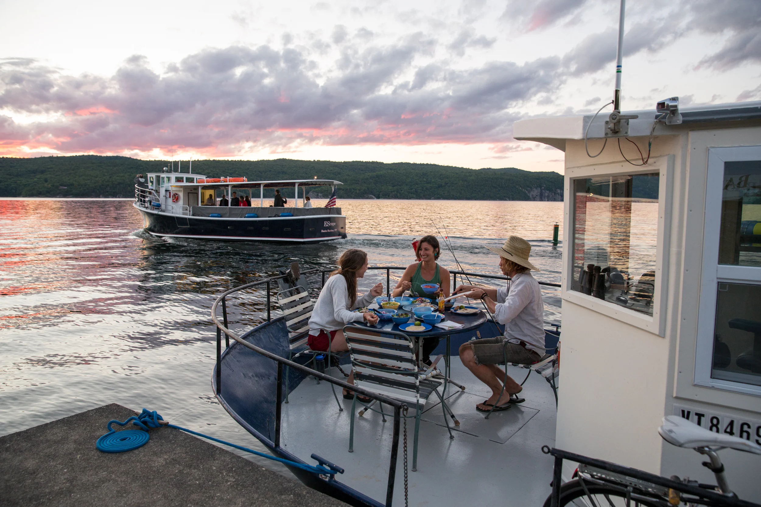 LOG_YankeeHouseBoat_Website_017.jpg