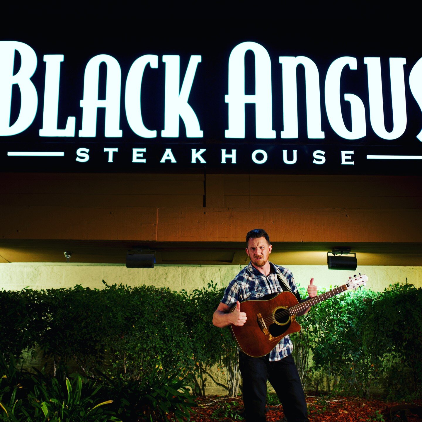 Paddy gives Black Angus Whittier 2 thumbs up. Tonight 7-10pm! Irish-Americana
@patrickjrieger 
@blackangussteakhouse 
@gigtownmusic