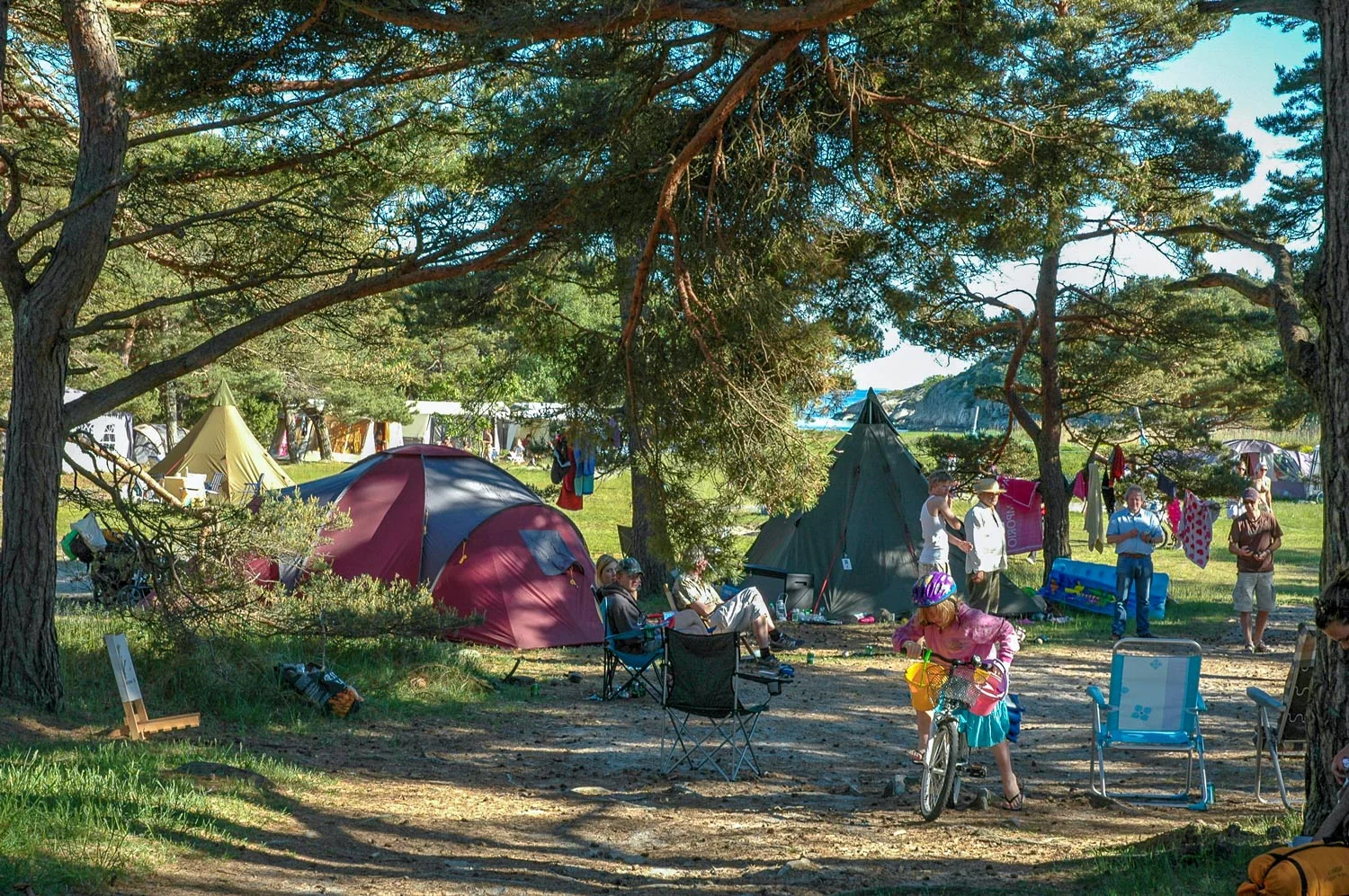 Hundrevis bor på Storesands trandisjonsrike teltplass hvert år. Her er det ingen biler eller campingvogner, kun det gode teltliv. Foto: Oslofjordens friluftsråd