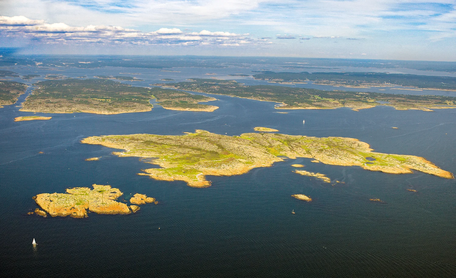 Akerøya sett fra vest i midtre Oslofjord. Ytterst til venstre en flik av Vesterøy, så Sppjærøy, Asmaløy, og Kirkøy helt til høyre i bildet. Foto: Arne Kjeldstadli