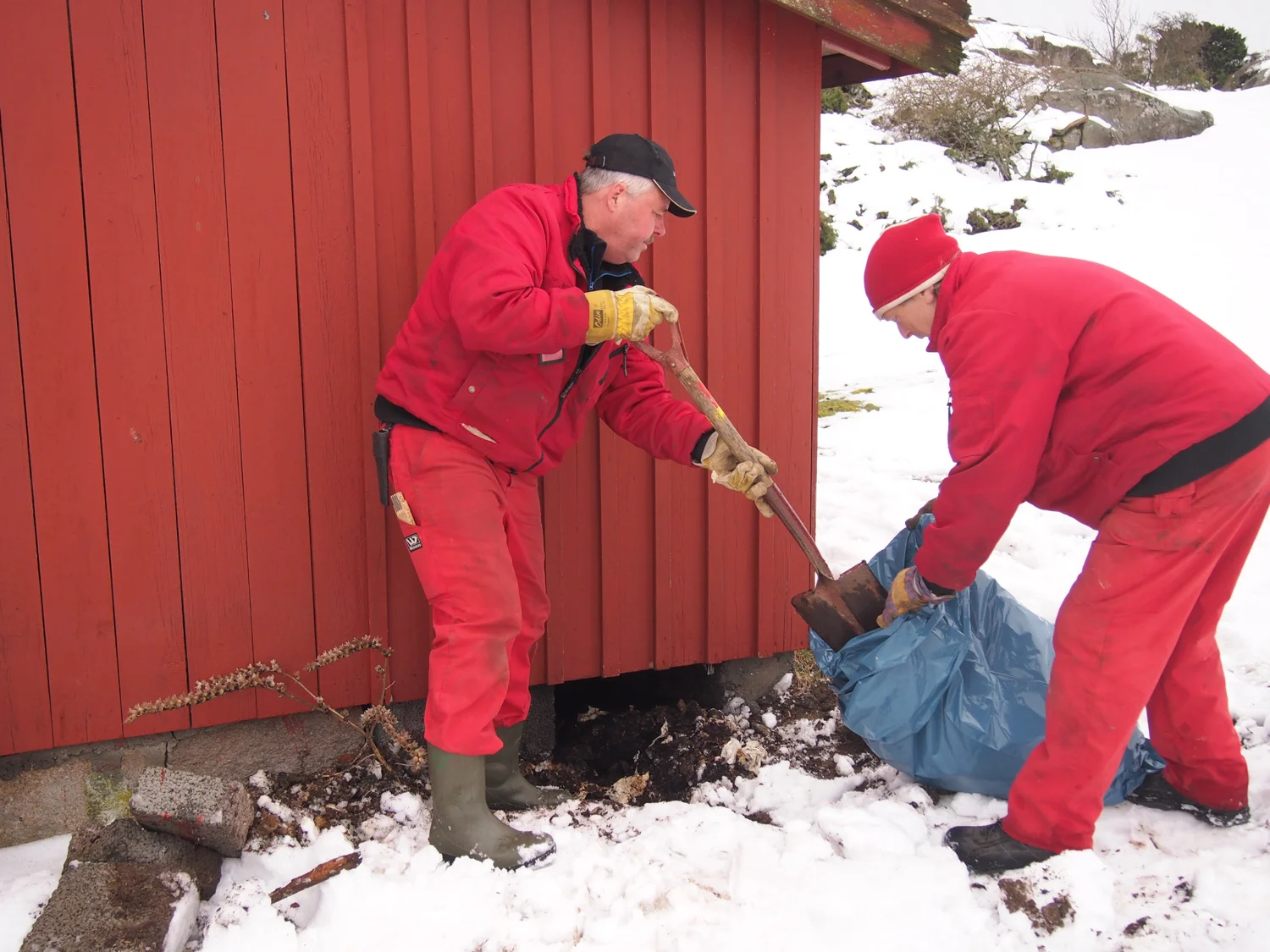 Drittjobb: Tømming av utedass på Akerøya. Foto: Ingrid Østang