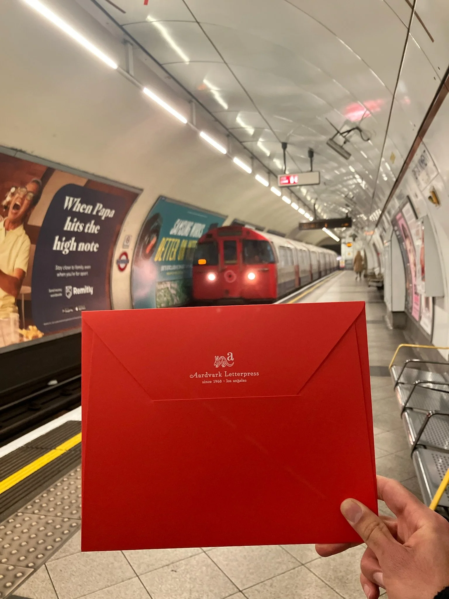 Incomingtrain_Tube_London.JPG
