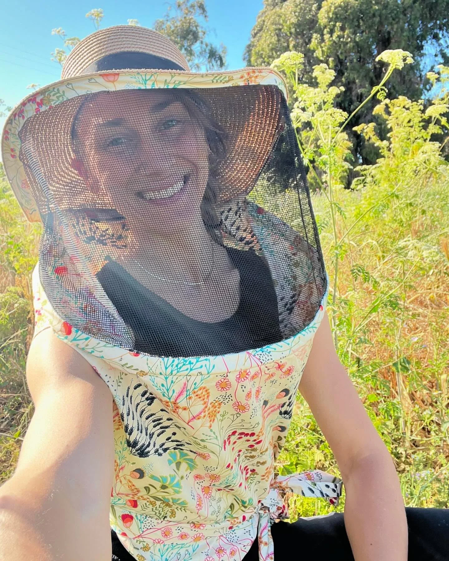 Hi everyone 👋
.
It&rsquo;s been a minute! I wanted to take a beat to get back info your feeds and to re-introduce myself for anyone new. 
.
My name is Emily Bondor and I own and operate the Santa Cruz Bee Company, established in 2016. I have been ke