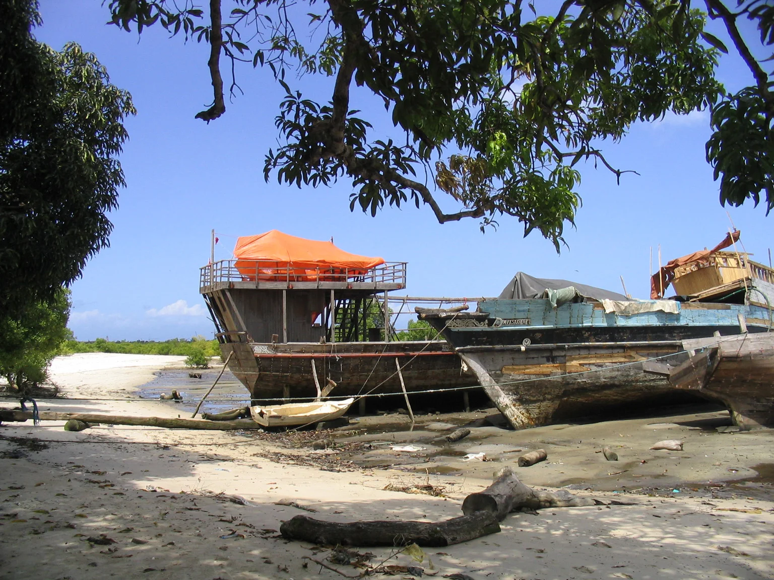Boat Repair on Zanzibar.JPG