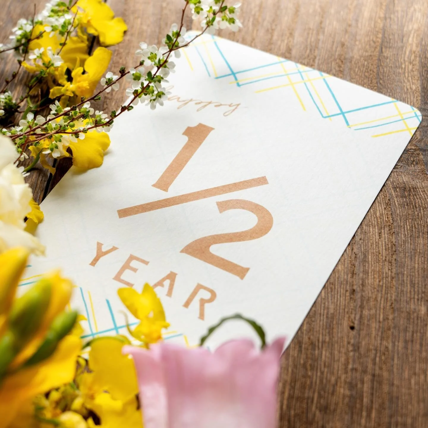 IRODORI 9年6ヶ月の誕生日
桜のつぼみが
ふっくらふんわり
. #irodori_baby #irodori_6mos #monthlyphoto #マンスリーフォト #マンスリーカード フォトカード 6ヶ月 出産祝い ベビーギフト 6months photo irodoribaby 新米ママ マタニティー 出産準備 アニバーサリー anniversary お祝い プレママ 成長記録 簡単成長記録 ベビーフォト cadeaubebe cadeaunaissance