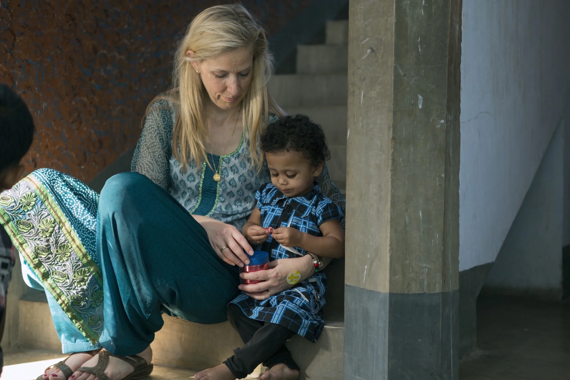 lisa-bomgaars-plays-with-little-girl-stairwell.jpg